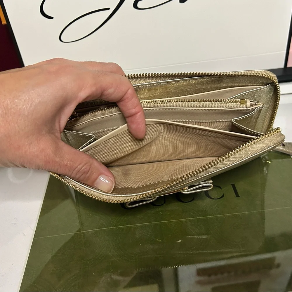 Salvatore Ferragamo Vara Bow Zip-Around Wallet – Metallic Gold